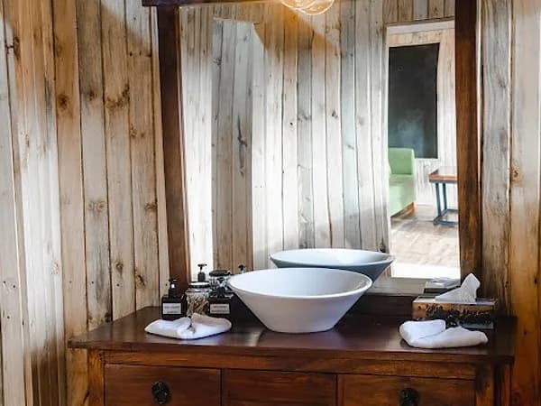 Washstand in the en-suite bathroom