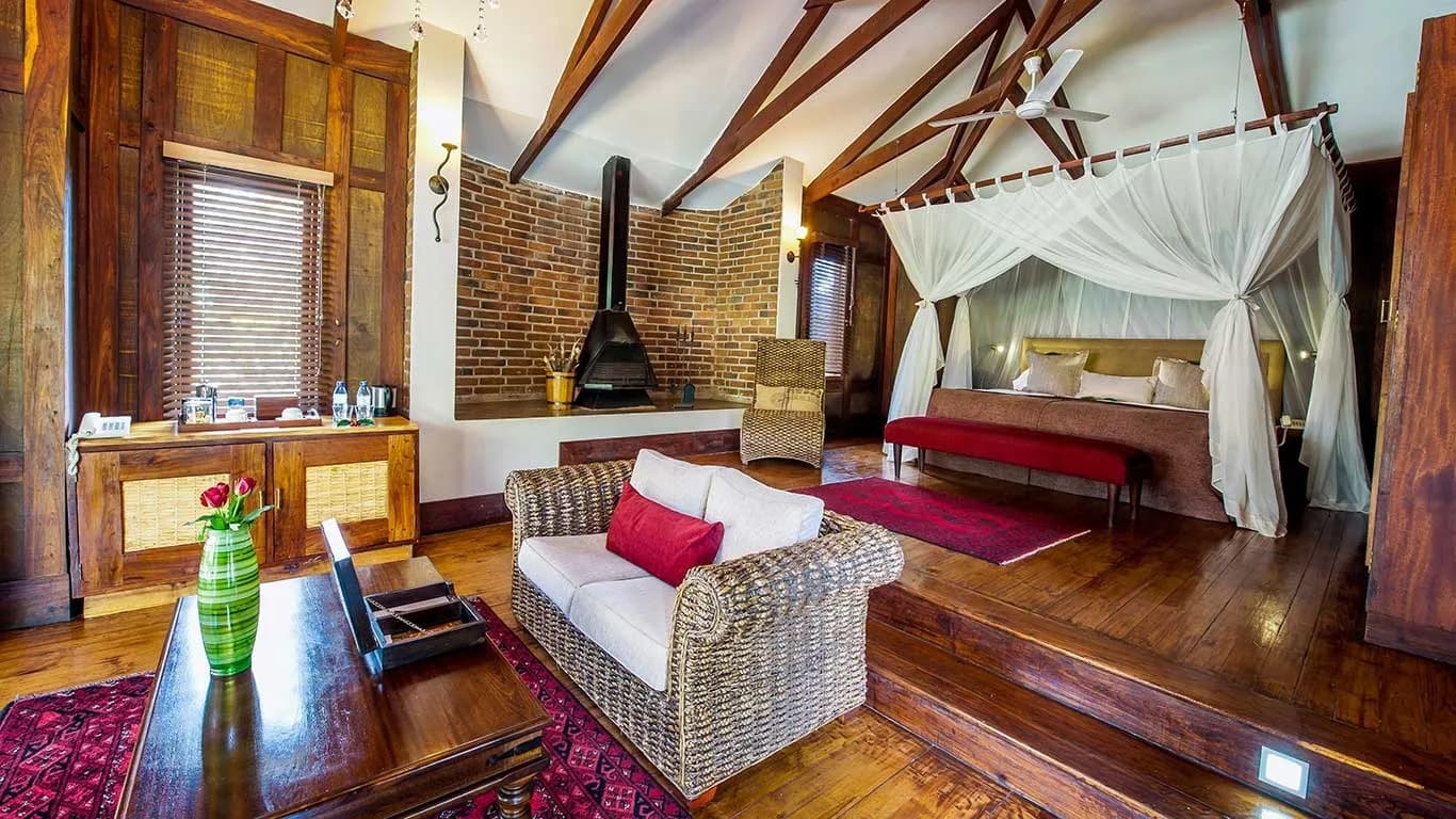 Plantation Suite with a canopied bed and fireplace