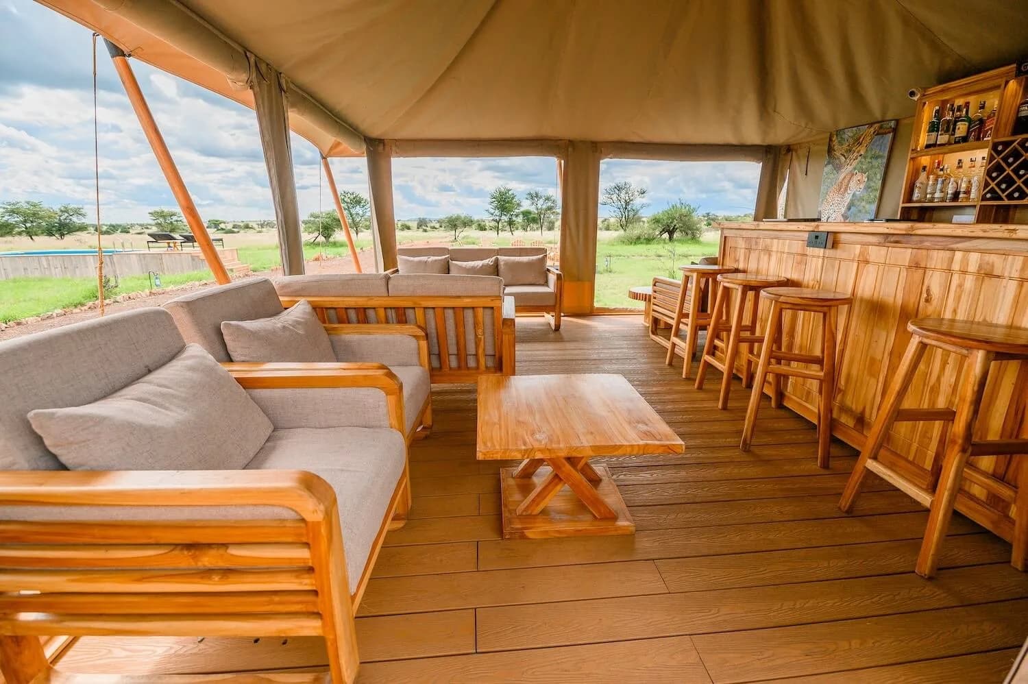 Lounge-bar tent open to the plains