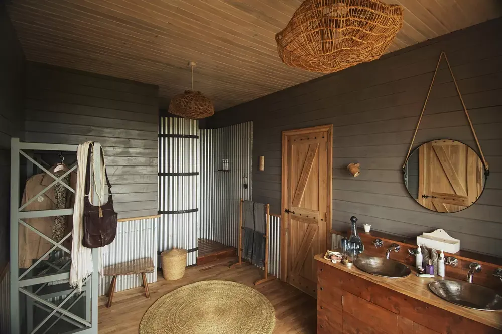 Bathroom with a round mirror
