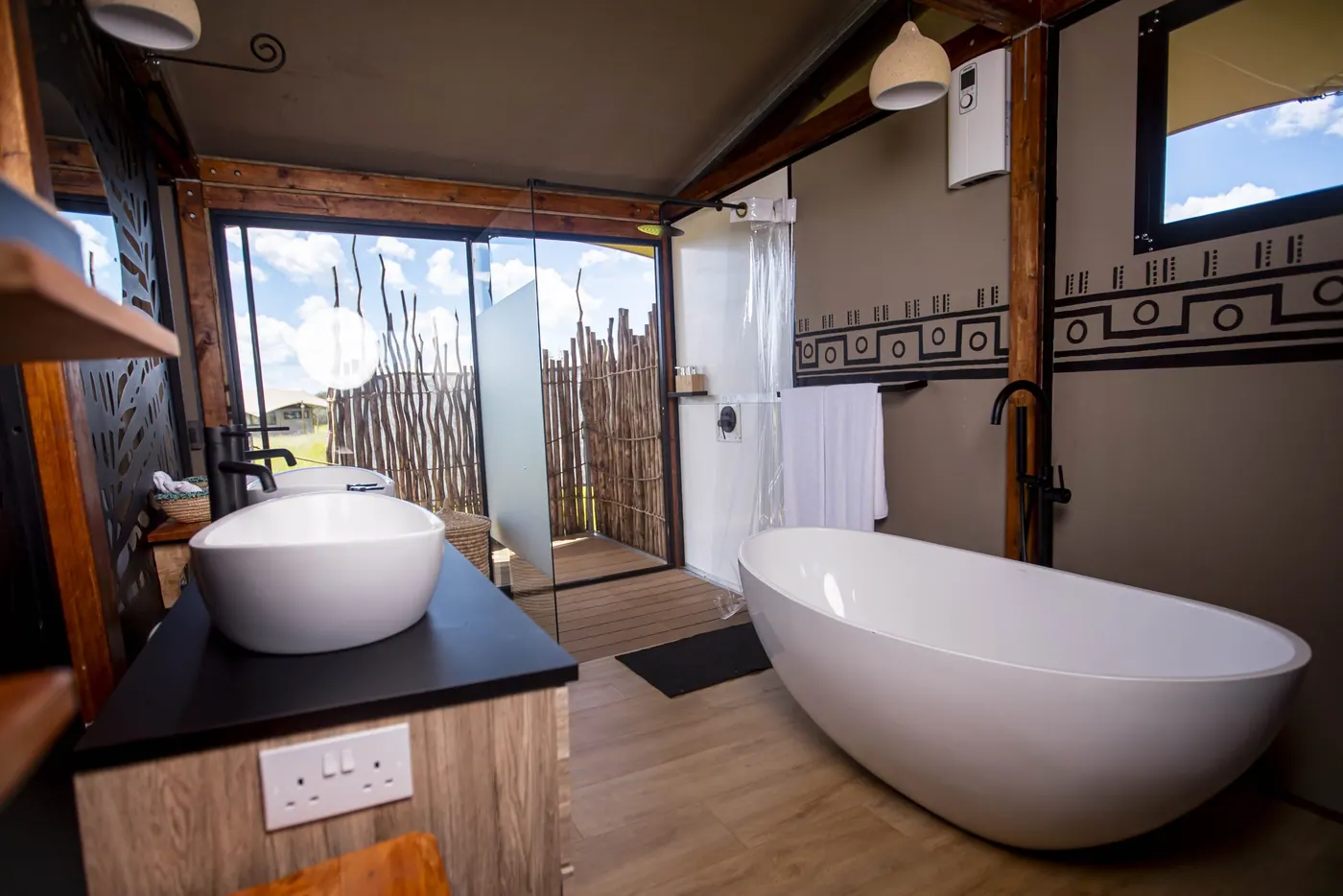 Basin and tub in the suite