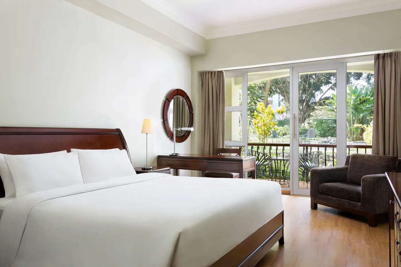 Guest room with mirror and desk