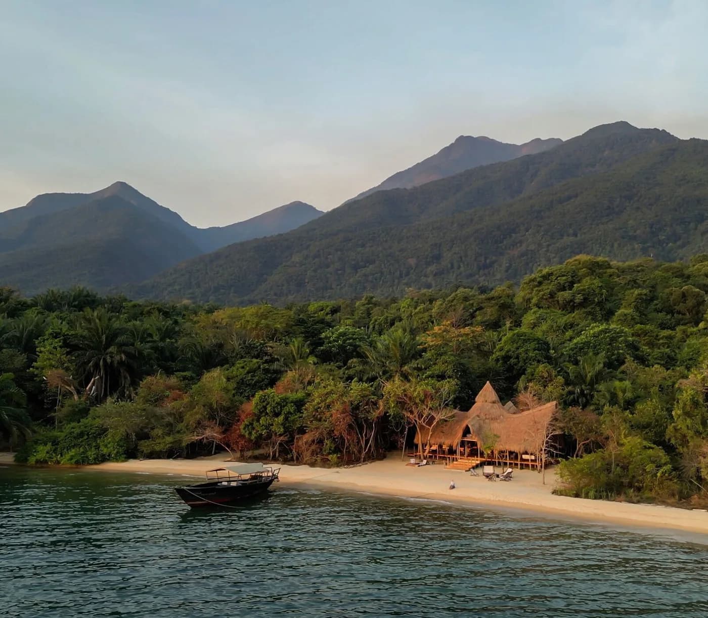 Bandas along the beach with the mountains behind