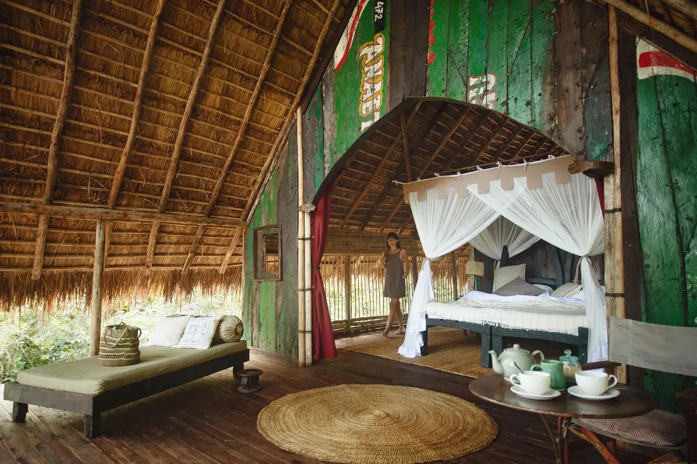 Open-fronted banda with a canopy bed