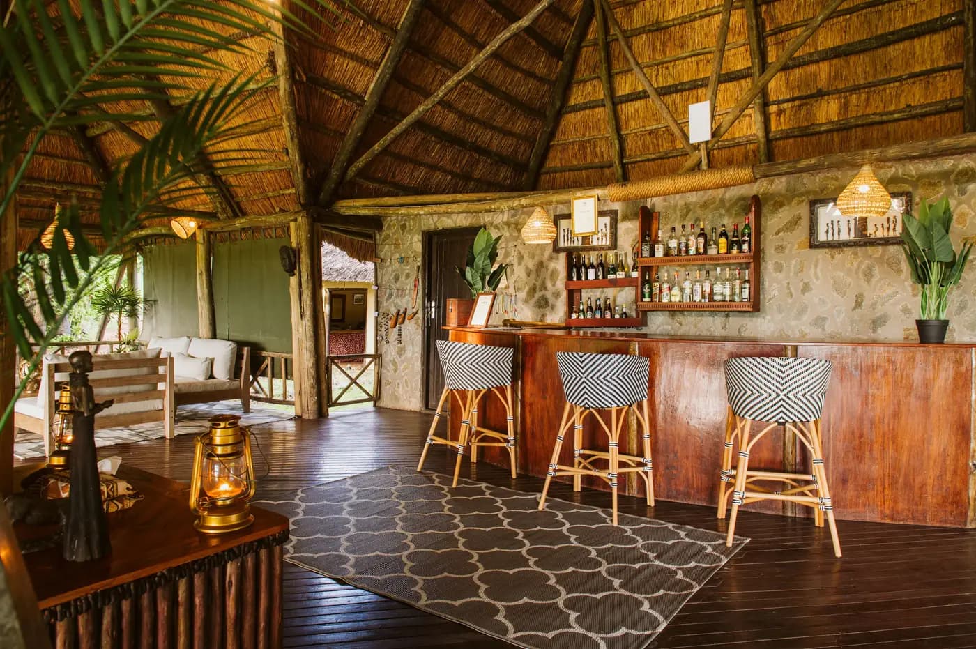 Bar and lounge under the thatch