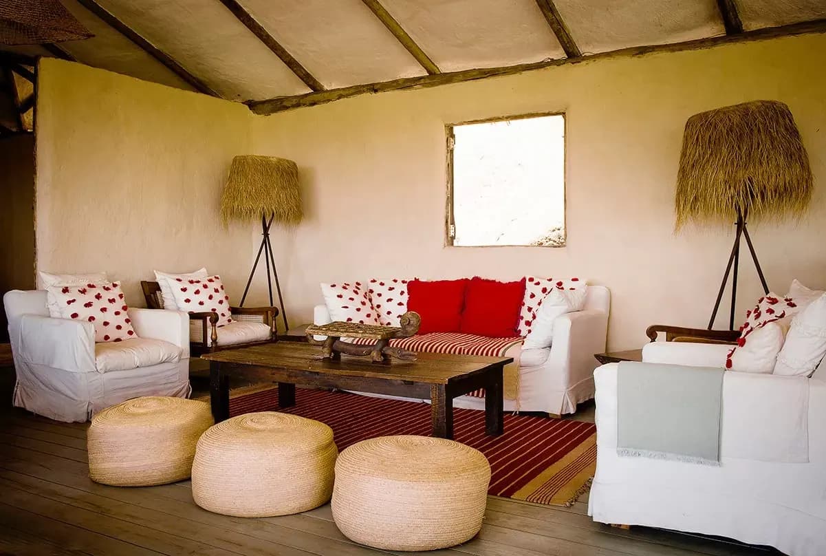 Sitting room with red cushions