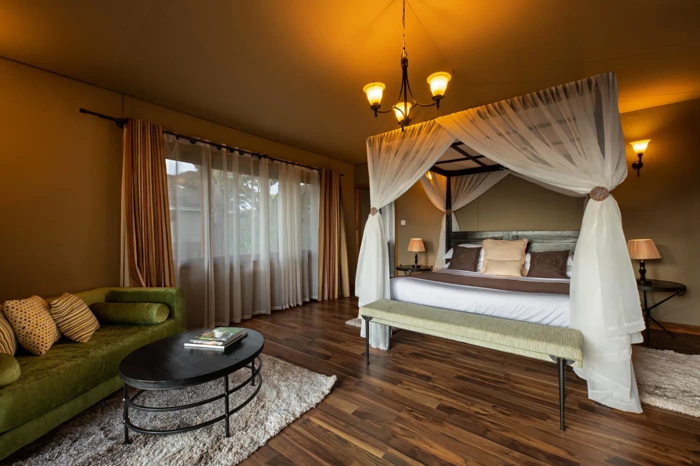 Double room with a canopied bed