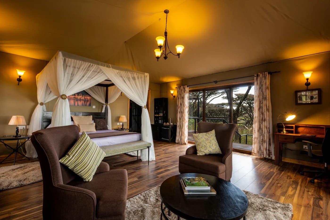 Honeymoon suite with a sitting area