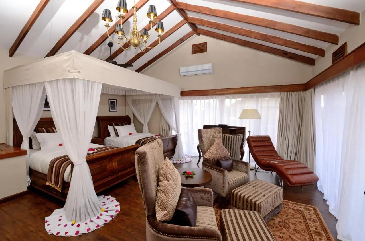 Suite with a four-poster bed