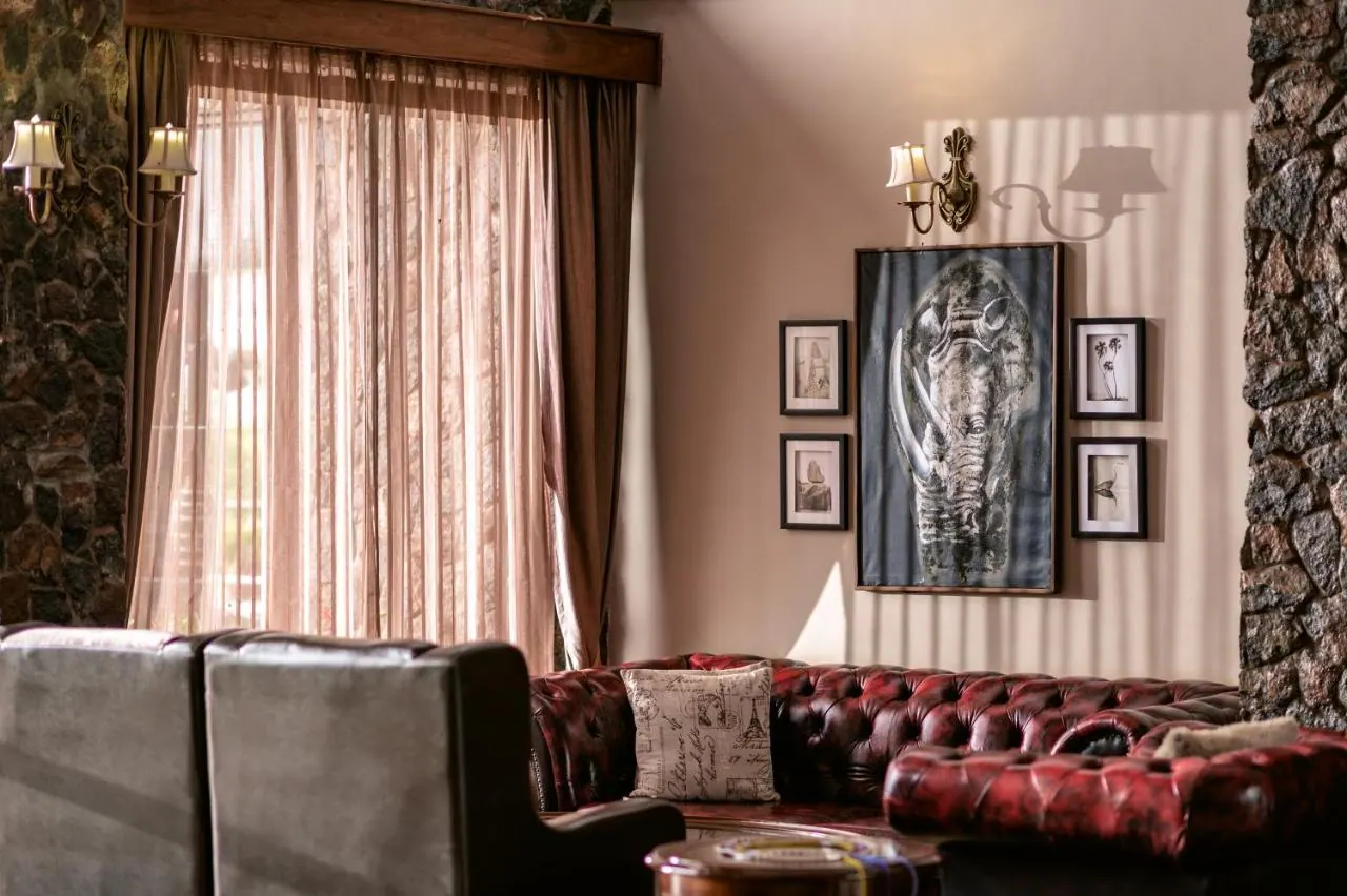 Sitting room with leather sofa