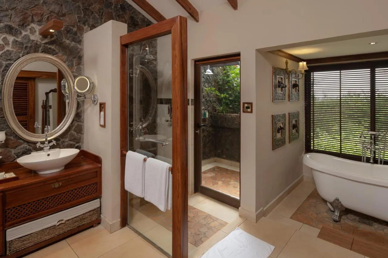 Suite bathroom