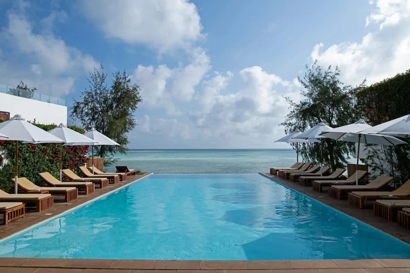 Pool and loungers facing the ocean