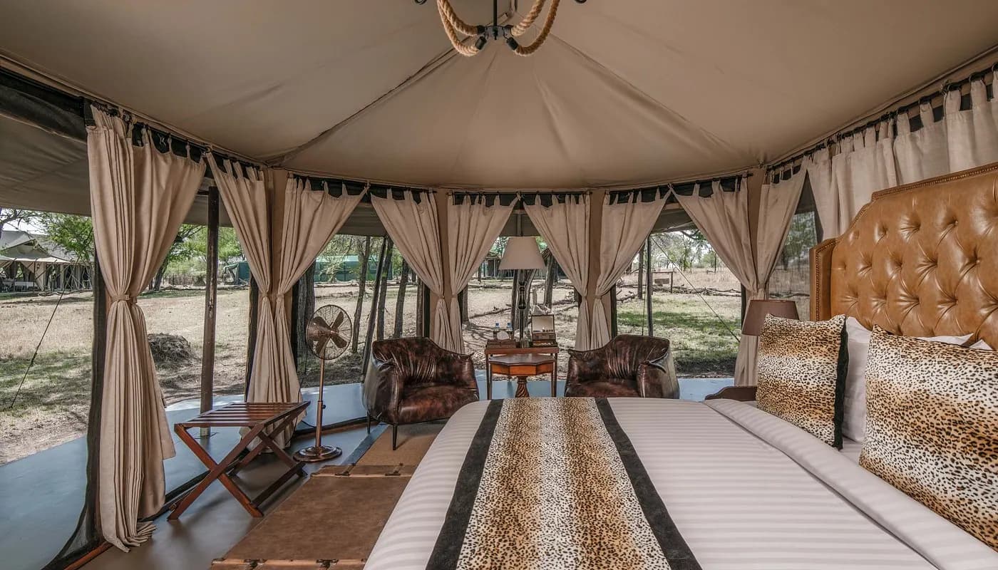 Tented suite and its seating