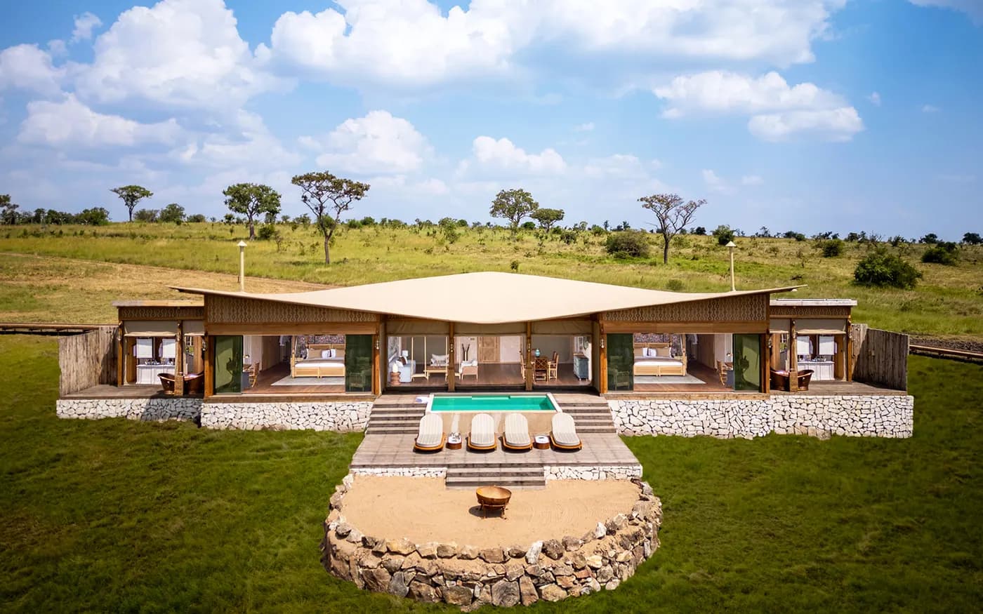 The villa and its pool