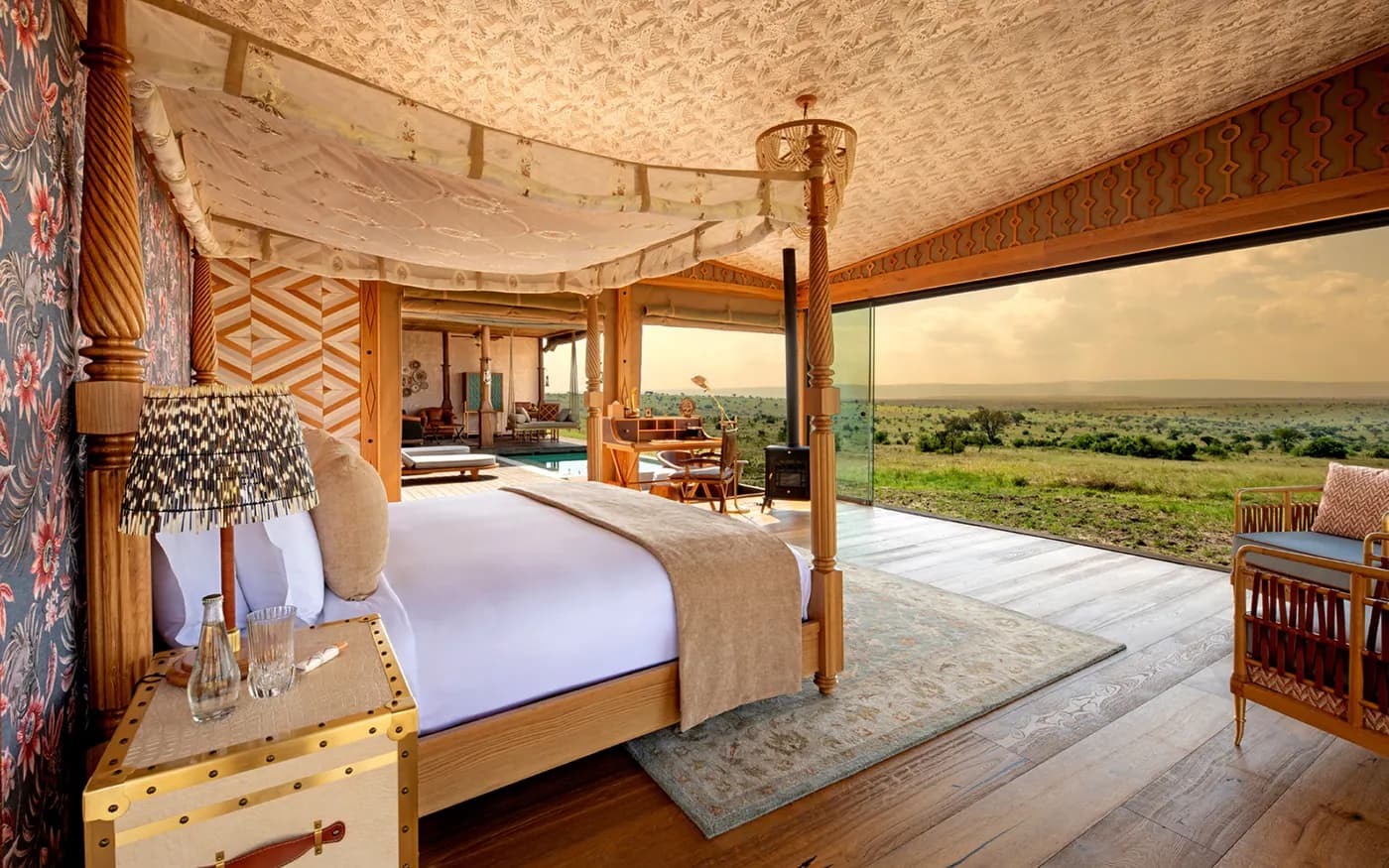 Canopied bed facing the plains