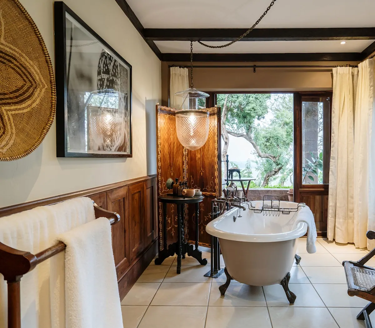 Bathroom with a roll-top tub
