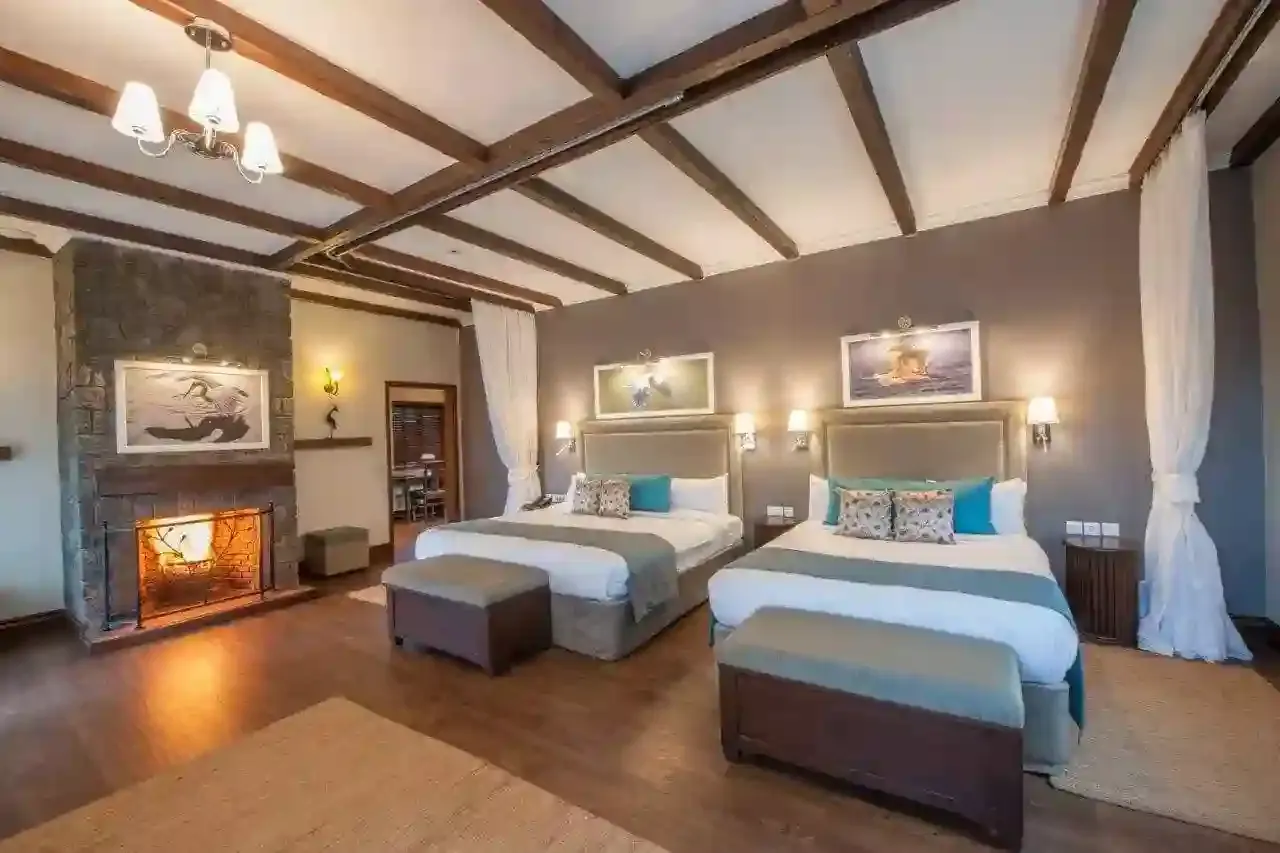 Twin beds and reading lamps