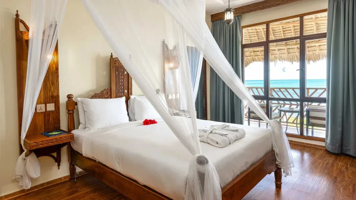 Queen room with a sea-view balcony