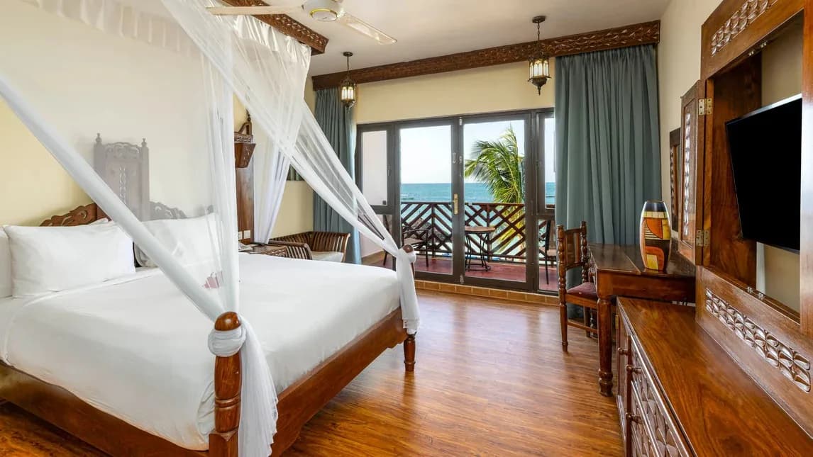 Queen room with a canopied bed