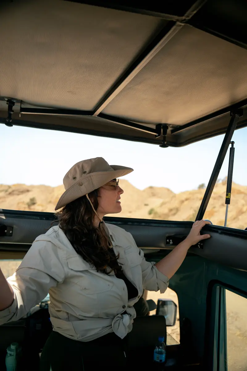 Guest in a safari hat at the open vehicle roof