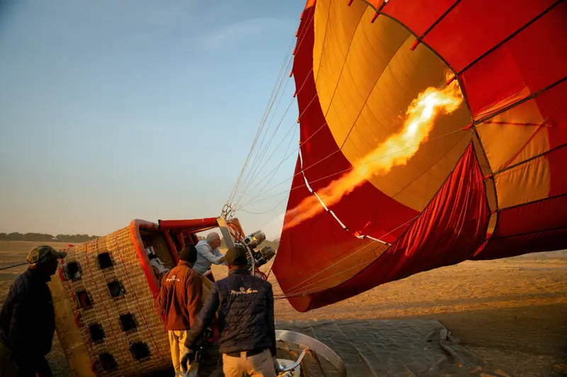 Crew holding the envelope as it fills